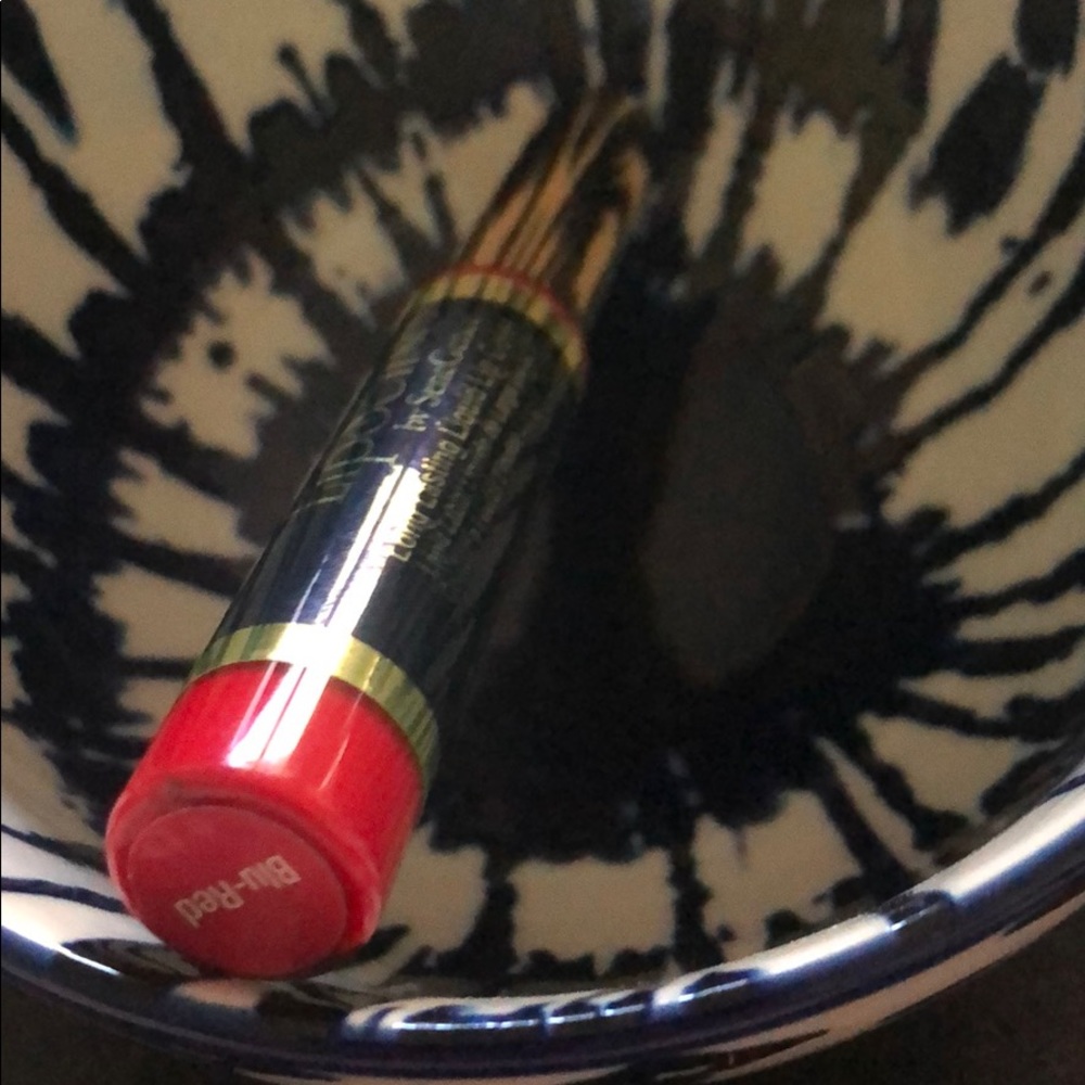 Blue red lip sense